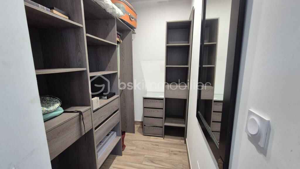 A VENDRE VILLA TROIS FACES DE 96M² SUR TERRAIN DE 394M A SAINT CYPRIEN – COTE VILLAGE – EN IMPASSE – TROIS CHAMBRES – DEUX PIECES D EAU – DEUX TOILETTES – BUANDERIE – PISCINE – TERRASSE – PROCHE DES ECOLES DES COMMERCES ET DES PLAGES – 5 pièces – 3 chambres – 96 m²