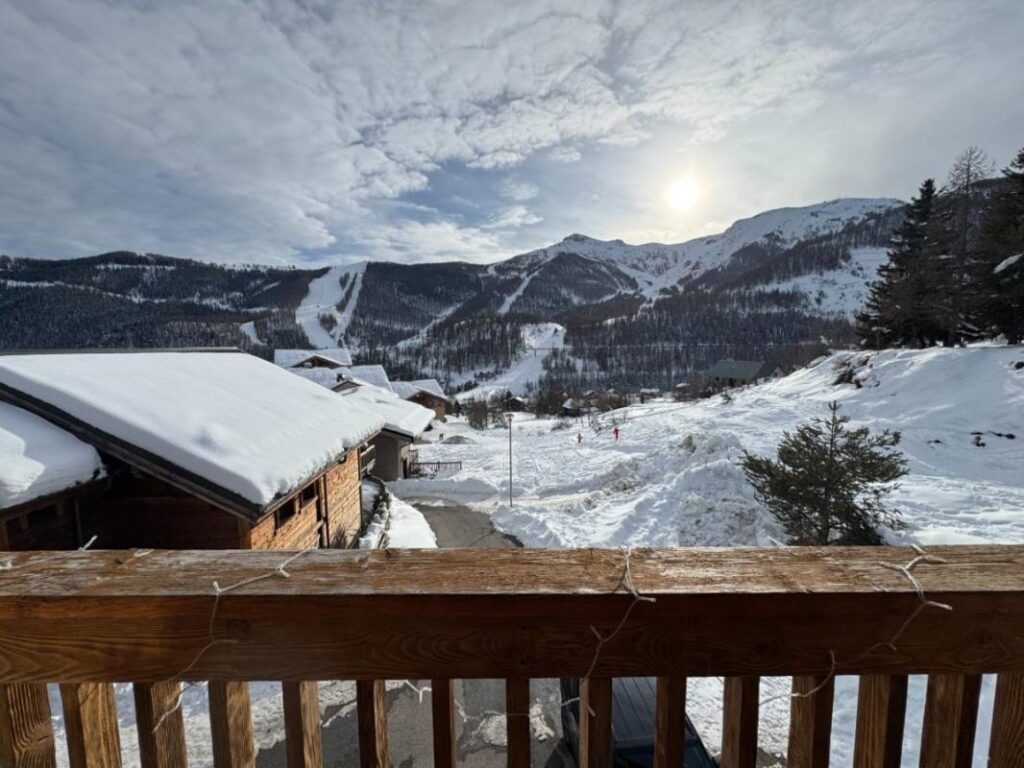 à vendre CHALET DE PRESTIGE — Auron, Station des Alpes-Maritimes 176 m² — 4 chambres — Vue imprenable sur le domaine skiable – 6 pièces – 4 chambres – 176 m²