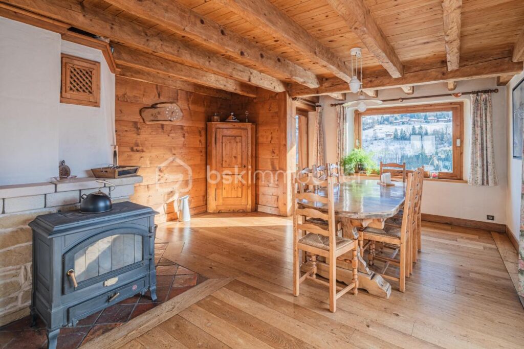 MEGEVE- CHALET FAMILIAL AU COEUR D’UN HAMEAU HISTORIQUE – 12 pièces – 7 chambres – 243 m²