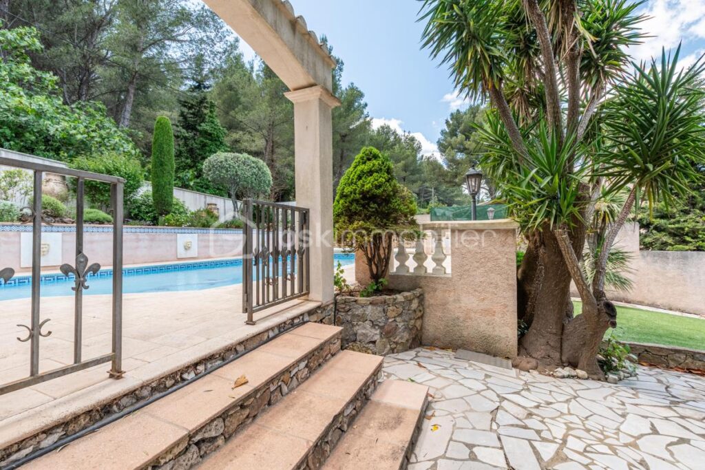 DPT VAR 83 : VERITABLE HAVRE DE PAIX – 6 pièces – 4 chambres – 160 m²