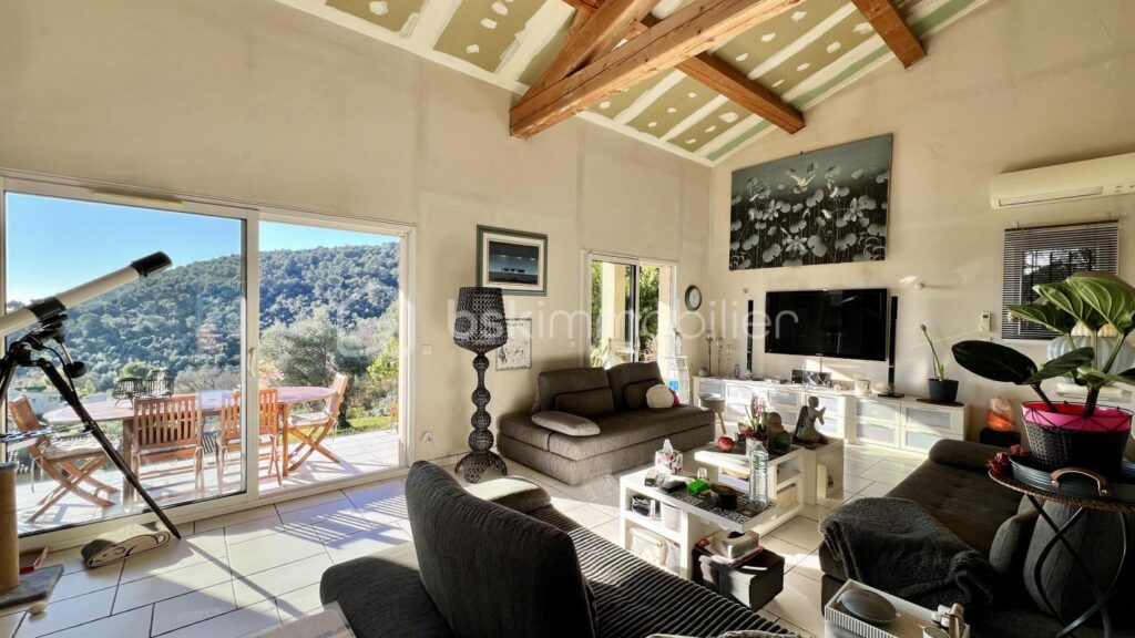 COUP DE CŒUR pour une villa individuelle à Vence Sud. Vue mer. Terrain piscinable – 4 pièces – 3 chambres – 135 m²