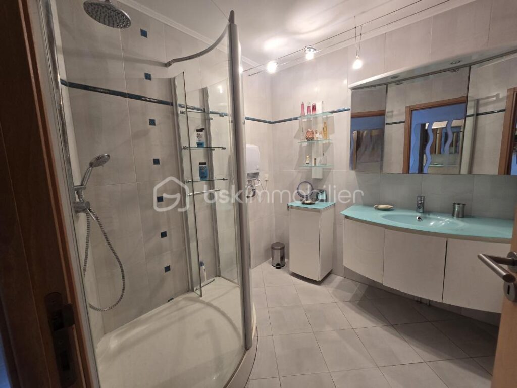 Villa de standing avec piscine à débordement et appartement indépendant – Bouzigues – 5 pièces – 4 chambres – 250 m²