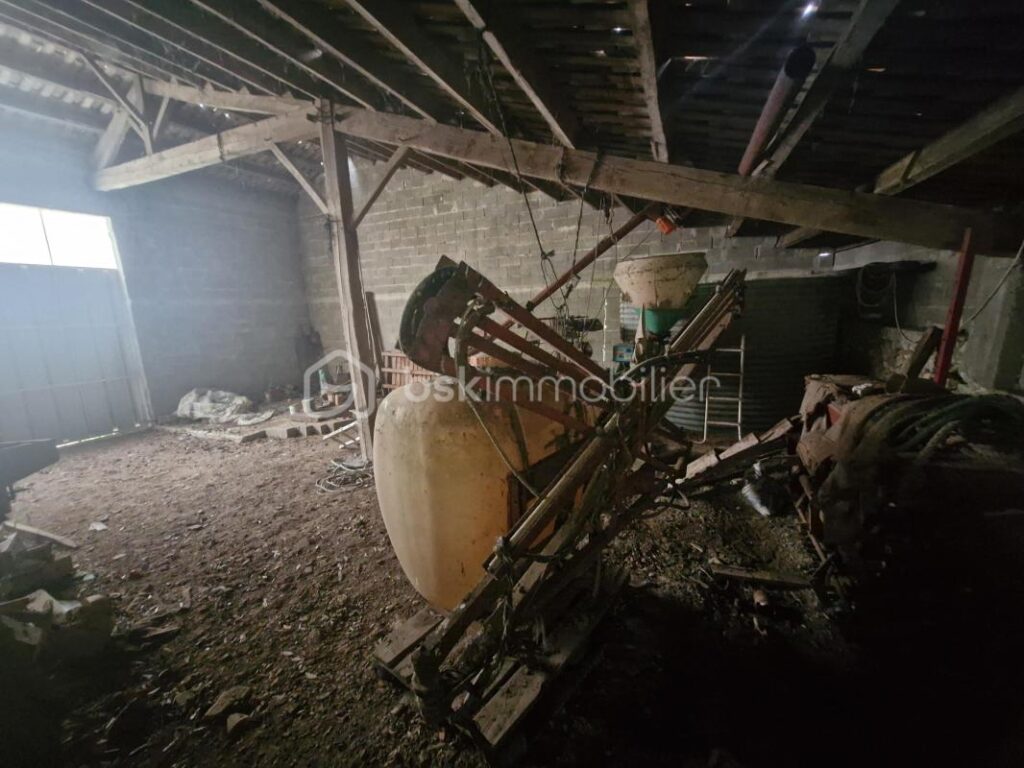 Belle maison en pierre à rénover de 150m2 avec deux dépendances de 100m2 et terrain de 47 hectares – 4 pièces – 2 chambres – 150 m²