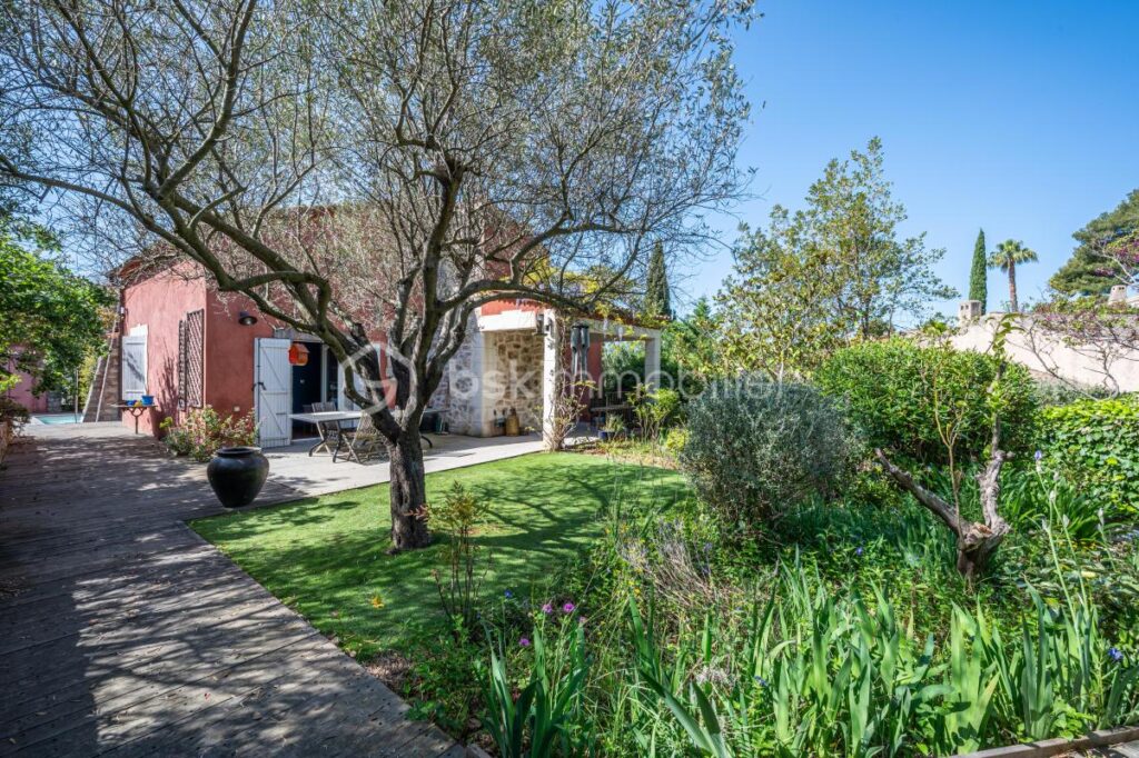 DPT VAR (83) – MAISON SPACIEUSE AVEC PISCINE et STUDIO – VUE MER – 8 pièces – 6 chambres – 172 m²