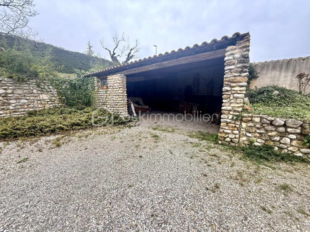 🏡À VENDRE VILLA DE 130 M2 + GRANDE VÉRANDA AVEC VUE PANORAMIQUE – GARAGE ET ABRIS DE JARDIN – FORT POTENTIEL SUR 1060 M2 DE TERRAIN – VALENSOLE – PRIX 305 000 € 🌿✨ – 5 pièces – 3 chambres – 130 m²