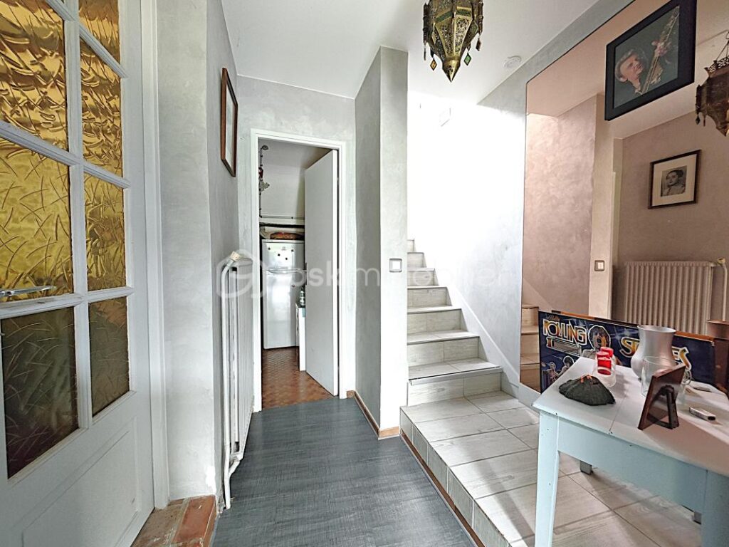 À 10 minutes de RAMBOUILLET, propriété de 220m²habitable sur terrain de 940m² avec une magnifique piscine de 5 M par 10 M – 4 pièces – 3 chambres – 171 m²