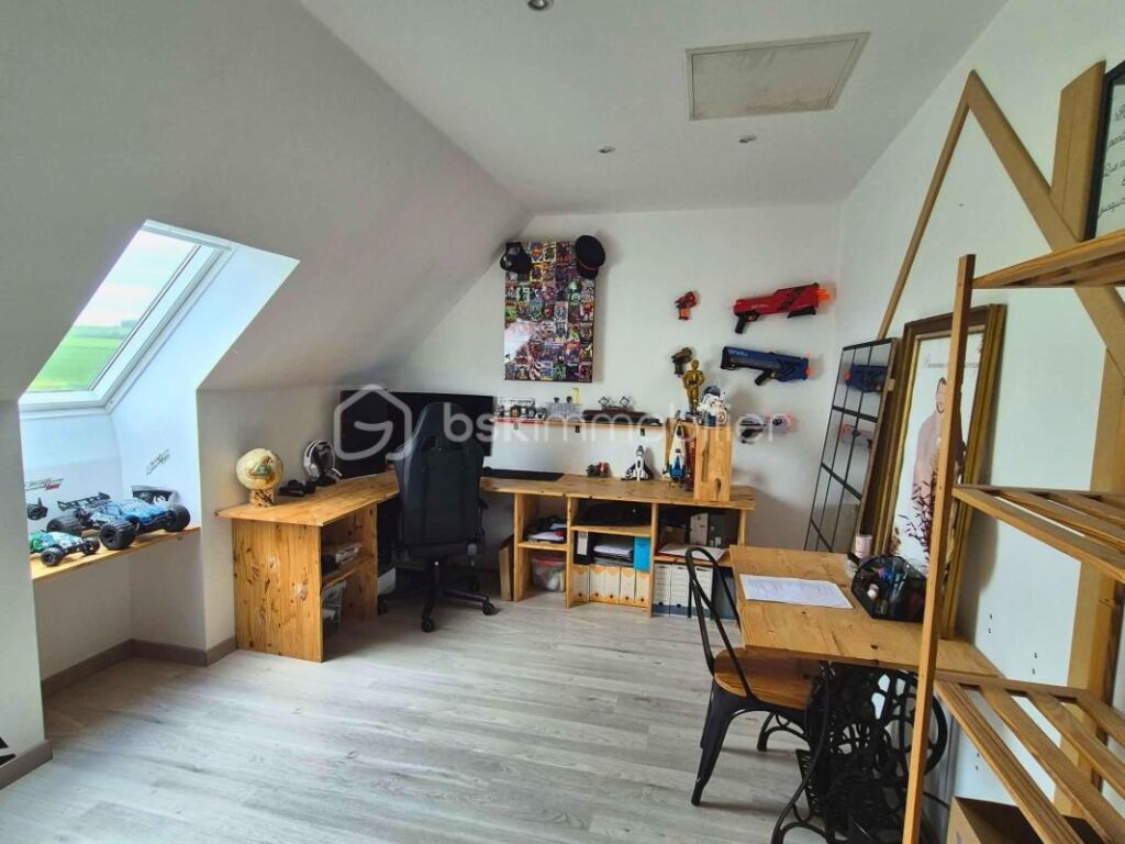 Exclusivité Maison contemporaine de 2018 – 154 m² – DPE A – Plain pied et Suite parentale – Terrain 1 139 m² – Garage – 6 pièces – 5 chambres – 154 m²