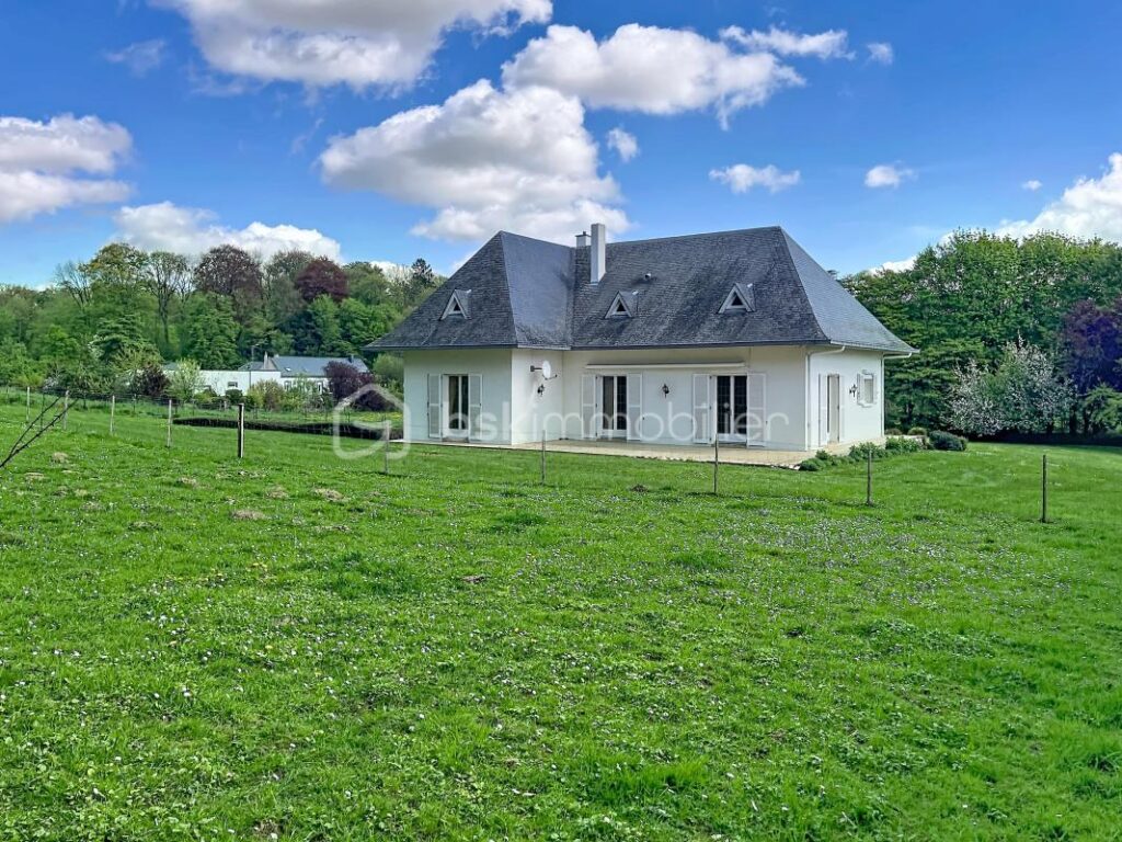 PAVILLON SUR SOUS SOL COMPLET – 8 pièces – 4 chambres – 178 m²