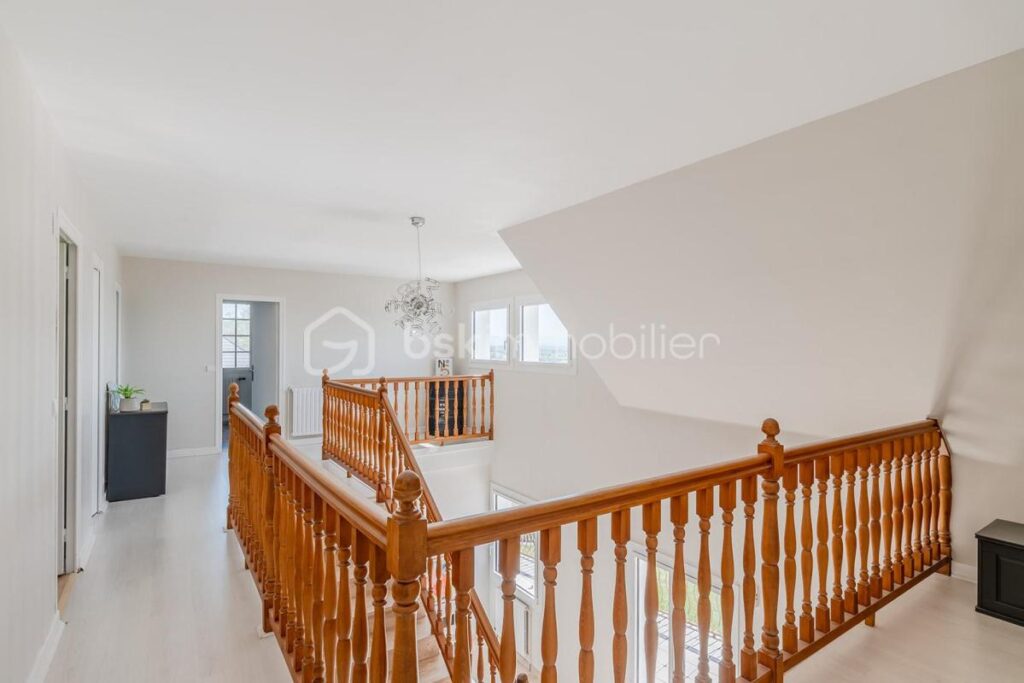 MAISON FAMILIALE AVEC VUE DÉGAGÉE, AU CALME DANS UN CADRE EXCEPTIONNEL PROCHE COMMODITÉS – 8 pièces – 5 chambres – 241 m²