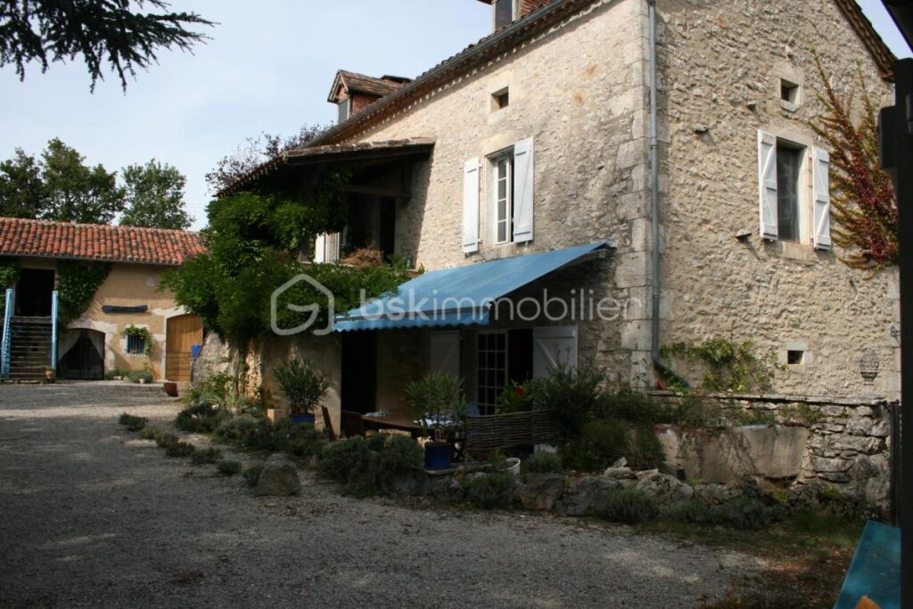 Évasion rustique en pleine campagne : sublime corps de ferme avec piscine et vaste terrain à Berganty – 15 pièces – 3 chambres – 374 m²