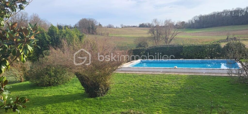Havre de paix de 410m2 sur un terrain de 13000m2 avec Piscine – 11 pièces – 6 chambres – 410 m²