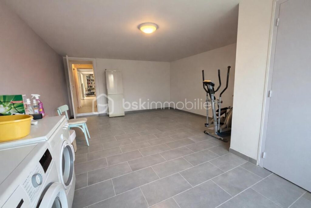 Maison familiale 183 m² avec piscine, grand terrain et vue nature – Rovon à proximité immédiate de Vinay – 6 pièces – 4 chambres – 183 m²