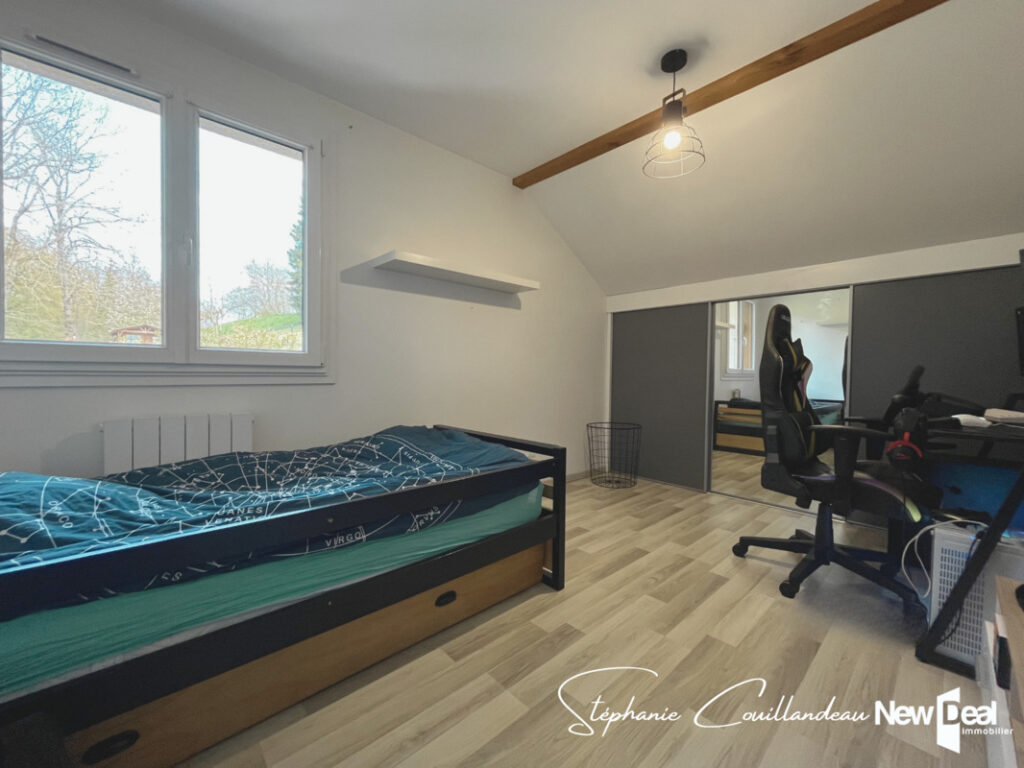 Jolie maison en parfait état avec grand terrain, piscine et belle vue lac à Grésy sur Aix – 5 pièces – 4 chambres – 119 m²