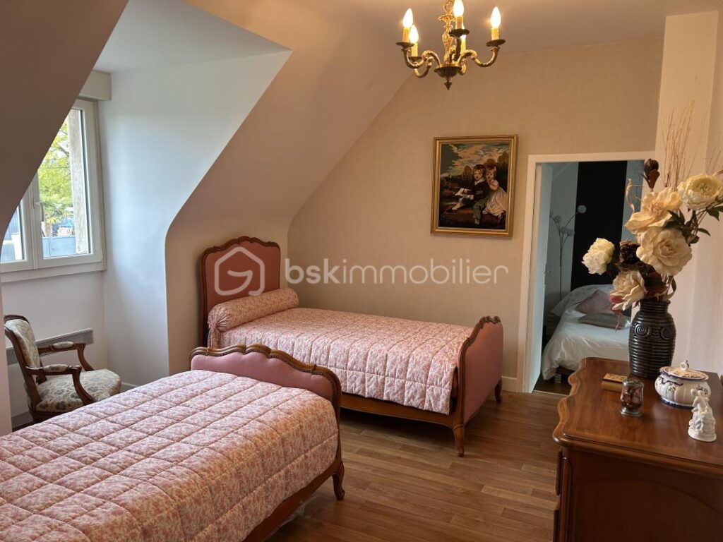 Maison spacieuse et lumineuse de 145m² avec terrasse agréable – 7 pièces – 3 chambres – 145 m²