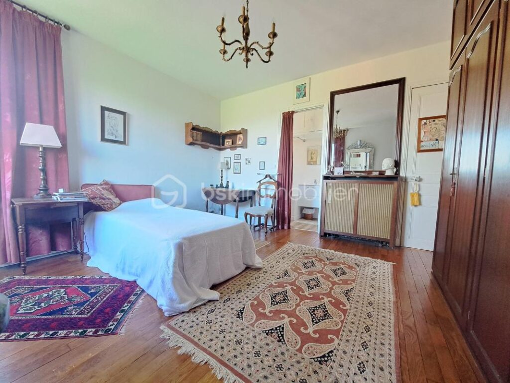 PROPRIETE DE CARACTETRE AVEC DEPENDANCE SUR ENVIRON 3750 M² DE TERRAIN DANS UN ENVIRONNEMENT CALME – 10 pièces – 7 chambres – 222 m²