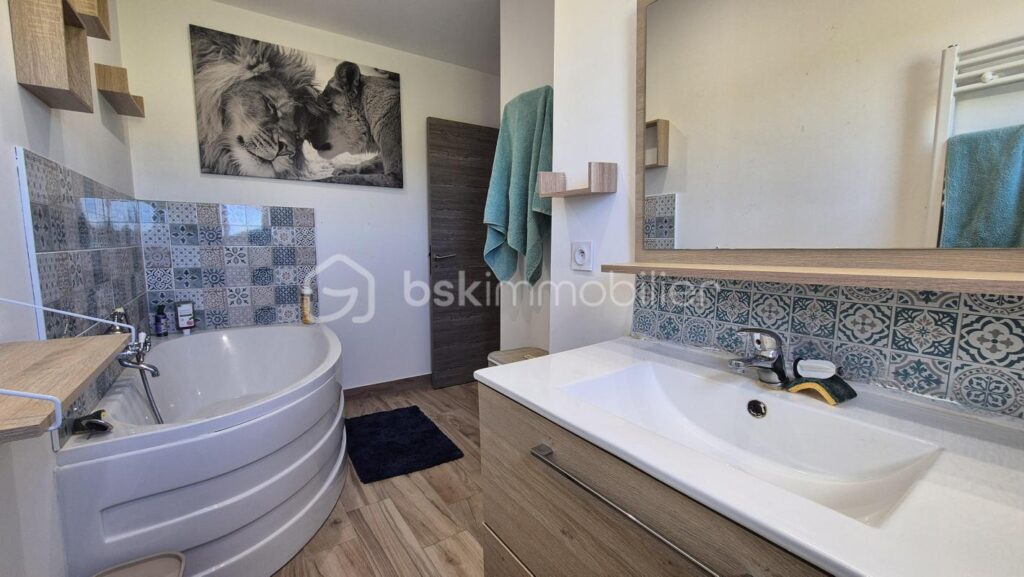 A VENDRE VILLA TROIS FACES DE 96M² SUR TERRAIN DE 394M A SAINT CYPRIEN – COTE VILLAGE – EN IMPASSE – TROIS CHAMBRES – DEUX PIECES D EAU – DEUX TOILETTES – BUANDERIE – PISCINE – TERRASSE – PROCHE DES ECOLES DES COMMERCES ET DES PLAGES – 5 pièces – 3 chambres – 96 m²