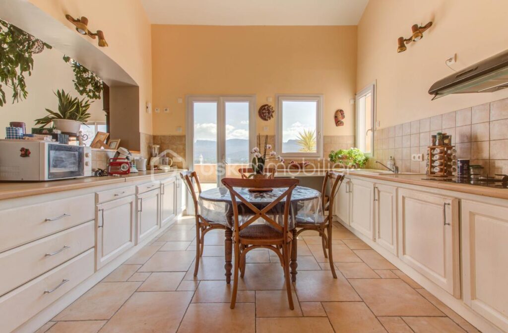 Vue panoramique 180° – Position dominante – À 15 min de Montélimar – 6 pièces – 4 chambres – 194 m²