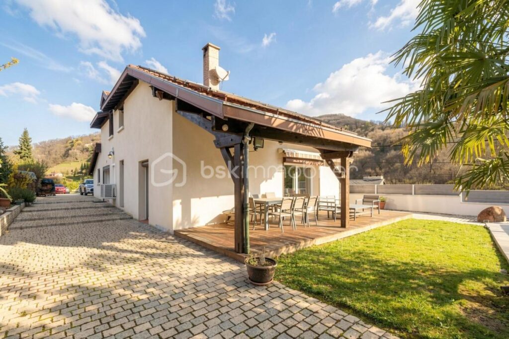 Propriété haut de gamme avec piscine & vue dégagée – 264 m² Brié et Angonnes – 8 pièces – 4 chambres – 274 m²