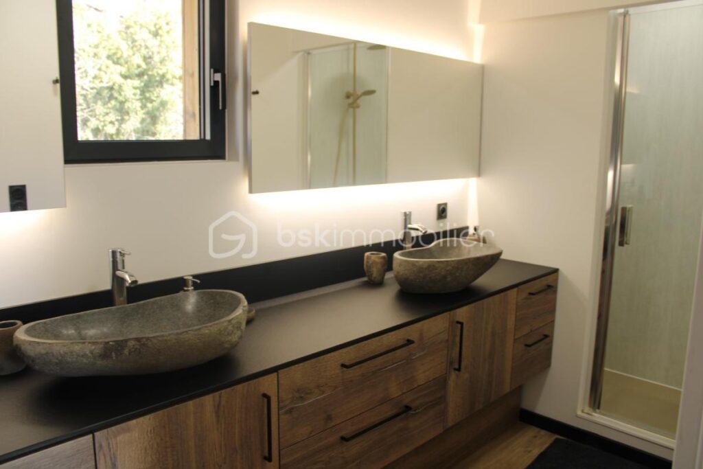 Ensemble Immobiler d&rsquo;exception composé de deux maisons neuves contemporaines + un terrain constructible en Haute Provence : Ideal investisseur – 12 pièces – 8 chambres – 300 m²