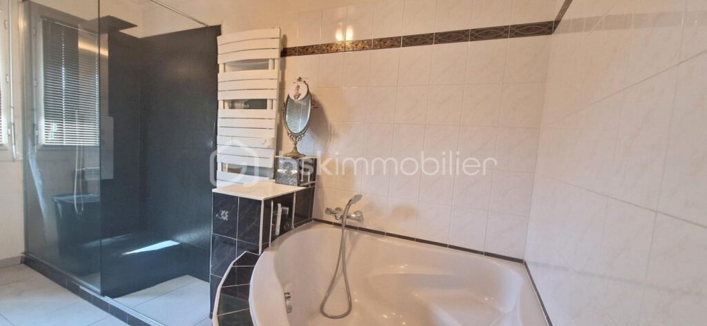 Maison familiale avec T2 indépendant, grands volumes, piscine et magnifique jardin – 5 mns de Dax – 6 pièces – 4 chambres – 200 m²