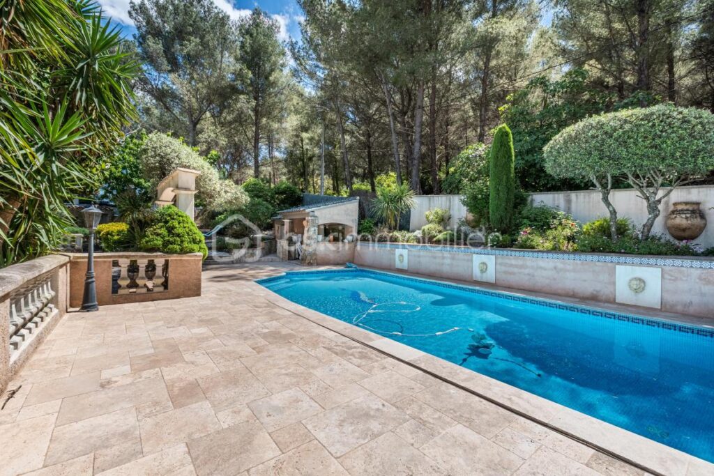 DPT VAR 83 : VERITABLE HAVRE DE PAIX – 6 pièces – 4 chambres – 160 m²