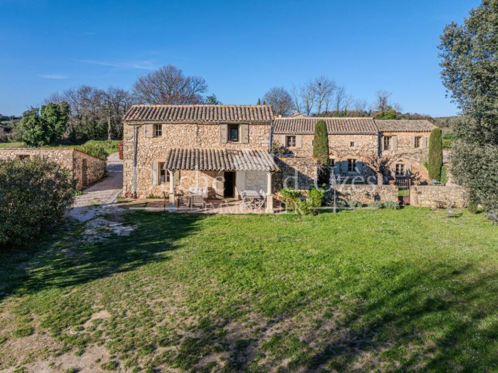 Maison – 7 pièces – 4 chambres – 275 m²