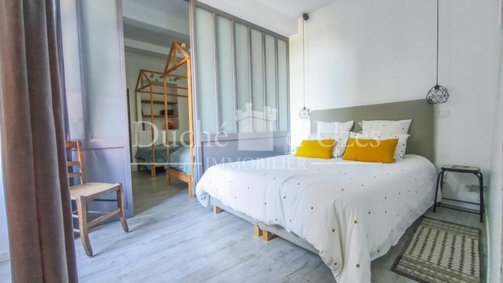 Maison – 14 pièces – 7 chambres – 330 m²