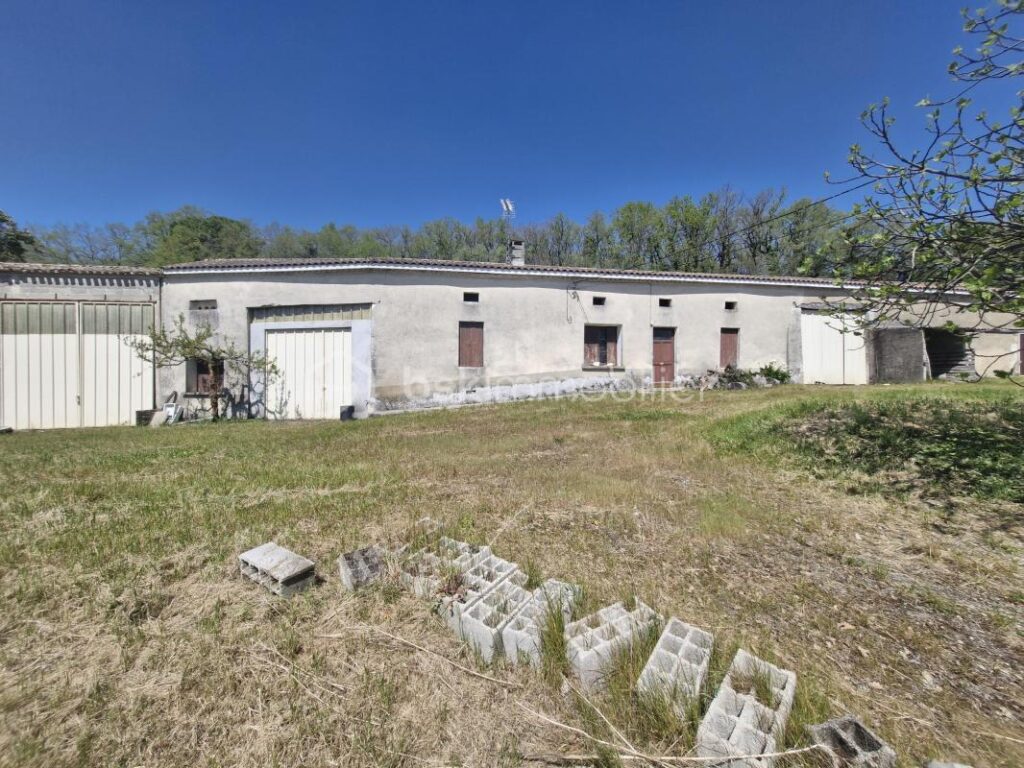 Belle maison en pierre à rénover de 150m2 avec deux dépendances de 100m2 et terrain de 47 hectares – 4 pièces – 2 chambres – 150 m²