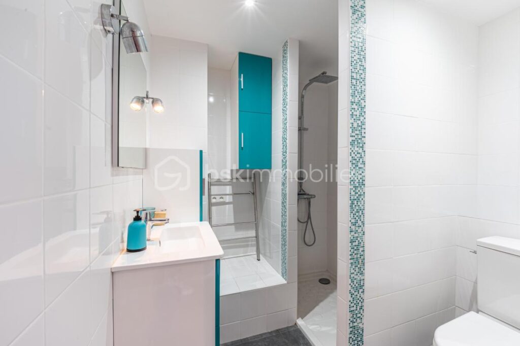 DPT VAR (83) – MAISON SPACIEUSE AVEC PISCINE et STUDIO – VUE MER – 8 pièces – 6 chambres – 172 m²