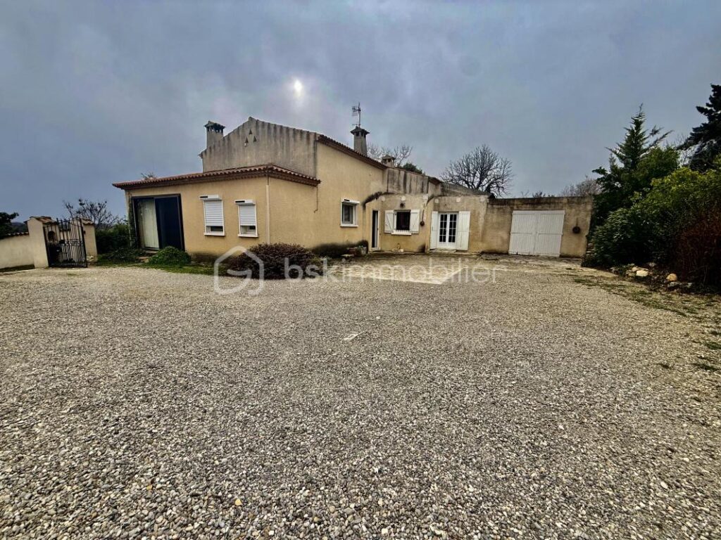 🏡À VENDRE VILLA DE 130 M2 + GRANDE VÉRANDA AVEC VUE PANORAMIQUE – GARAGE ET ABRIS DE JARDIN – FORT POTENTIEL SUR 1060 M2 DE TERRAIN – VALENSOLE – PRIX 305 000 € 🌿✨ – 5 pièces – 3 chambres – 130 m²
