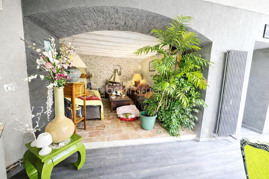 À 10 minutes de RAMBOUILLET, propriété de 220m²habitable sur terrain de 940m² avec une magnifique piscine de 5 M par 10 M – 4 pièces – 3 chambres – 171 m²