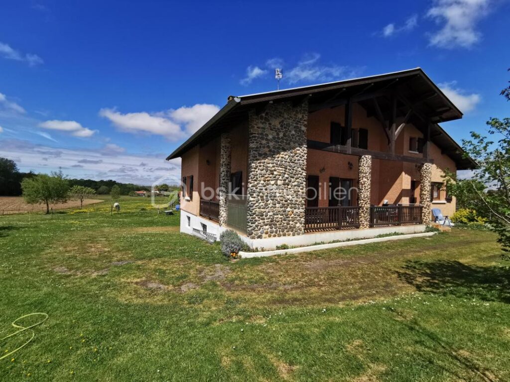 Grande maison familliale – propriété équestre – 6 pièces – 4 chambres – 128 m²