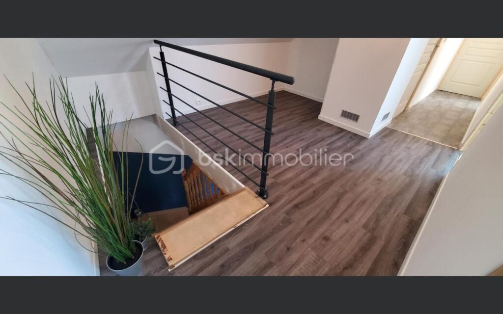 Ancienne grange rénovée avec vue dégagée – Fort potentiel en gîte – Freydefont (Saint-Nectaire) – 6 pièces – 4 chambres – 128 m²