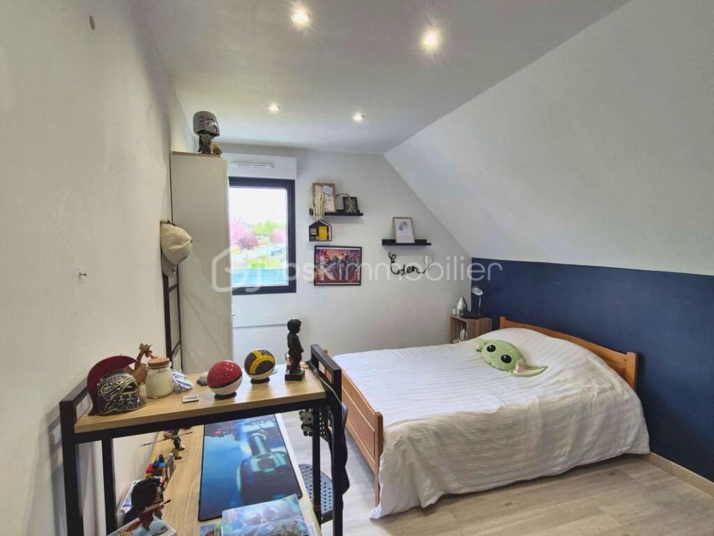 Exclusivité Maison contemporaine de 2018 – 154 m² – DPE A – Plain pied et Suite parentale – Terrain 1 139 m² – Garage – 6 pièces – 5 chambres – 154 m²