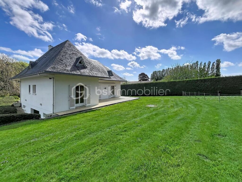 PAVILLON SUR SOUS SOL COMPLET – 8 pièces – 4 chambres – 178 m²