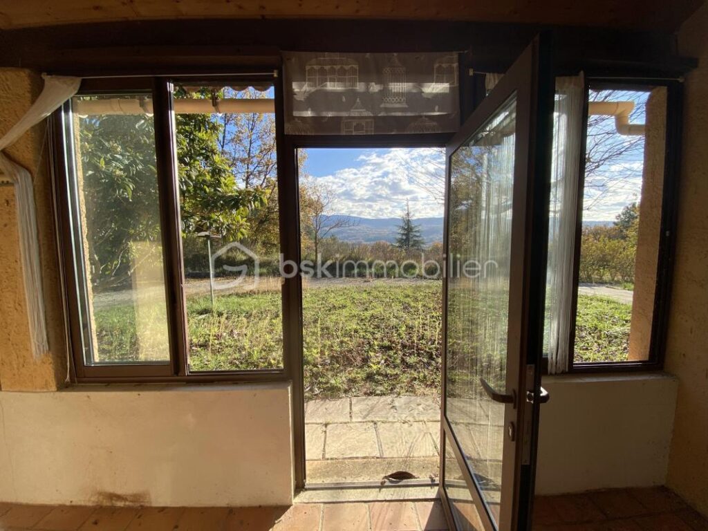 Maison traditionnelle de plain-pied de 133 m² – 6 pièces – 4 chambres + Grand Garage + Patio, sur un terrain de 4 000 m² – 6 pièces – 4 chambres – 133 m²