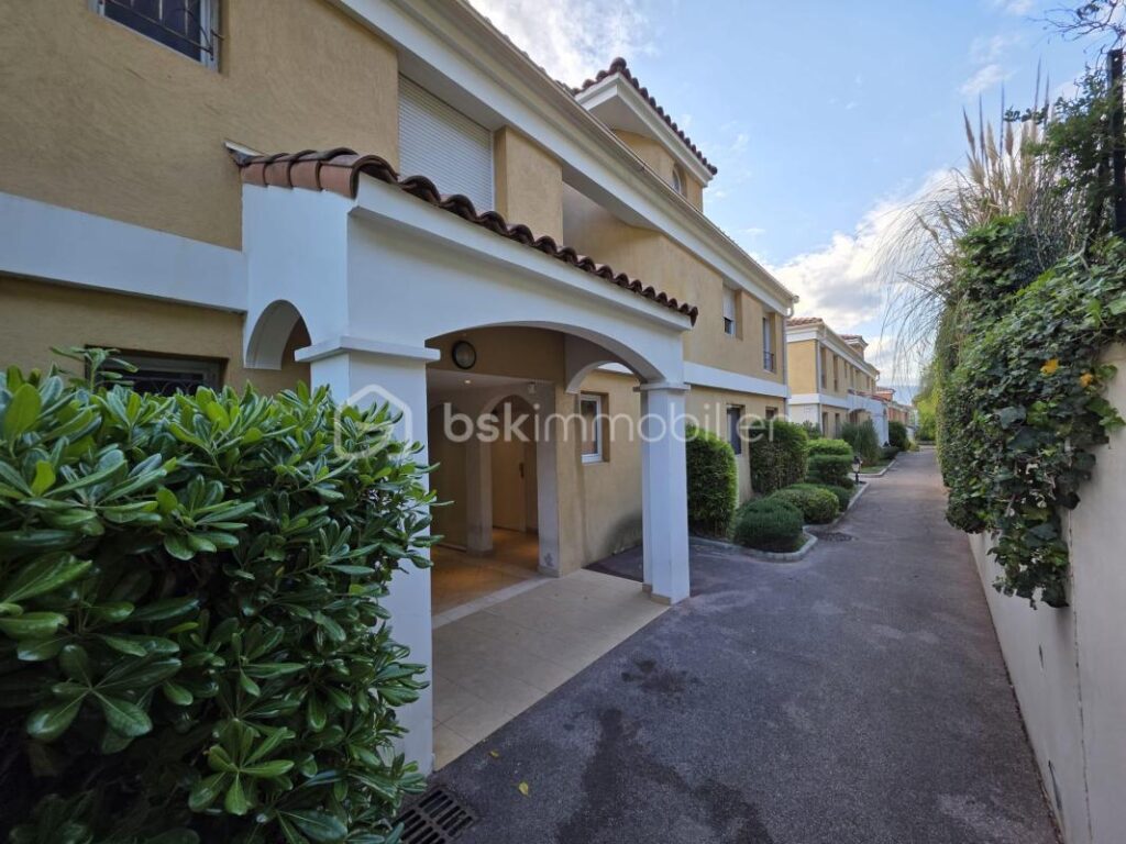 Nice – Corniche Fleurie | 3 pièces 66 m² | Terrasse 16 m² | Vue panoramique | Garage | Piscine – 3 pièces – 2 chambres – 66 m²