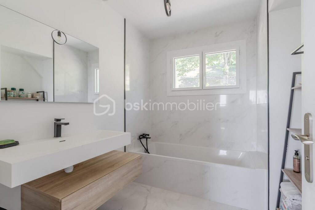 MAISON FAMILIALE AVEC VUE DÉGAGÉE, AU CALME DANS UN CADRE EXCEPTIONNEL PROCHE COMMODITÉS – 8 pièces – 5 chambres – 241 m²