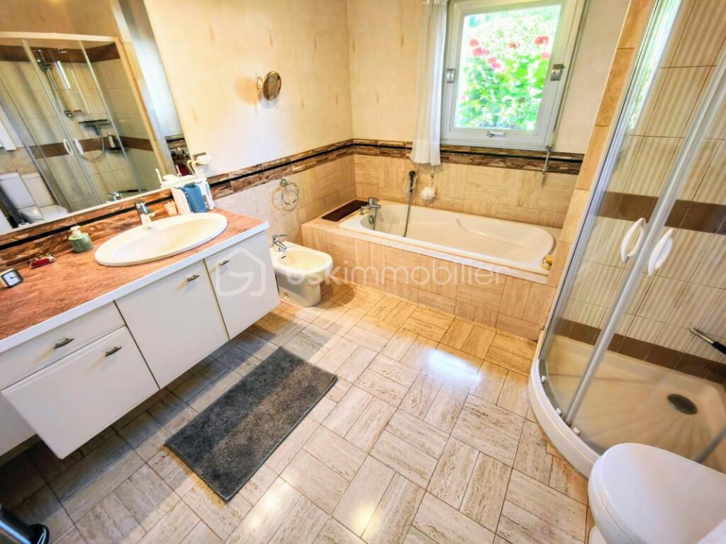 Plein centre, maison familiale av 5 ch sous-sol et jardin clos arboré ! – 8 pièces – 4 chambres – 180 m²