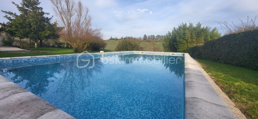 Havre de paix de 410m2 sur un terrain de 13000m2 avec Piscine – 11 pièces – 6 chambres – 410 m²
