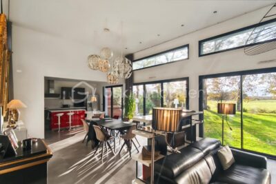 Maison d’architecte contemporaine lumineuse de 281m² proche du bourg de Chavagne – 6 pièces – 5 chambres – 281 m²