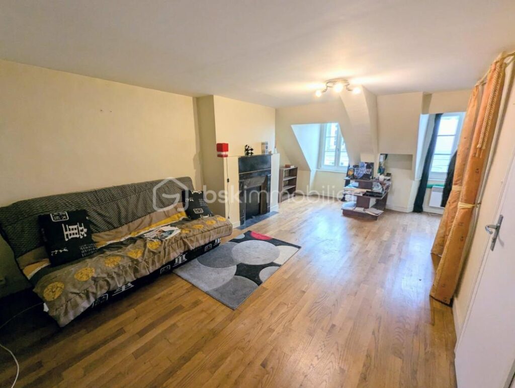 Appartement à vendre – Cœur de ville de FOUGERES avec vue sur le beffroi – 4 pièces – 2 chambres – 63 m²