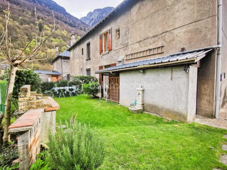 LIVET ET GAVET 38220- Charmante maison familiale de 109m² 3 chambres, bureau, jardin à la vue dégagée – 6 pièces – 3 chambres – 109 m²