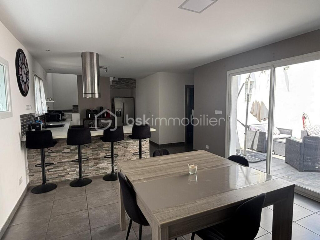 CAPISCOL – VILLA CONTEMPORAINE – 3 CHAMBRES – PISCINE – 4 pièces – 3 chambres – 130 m²