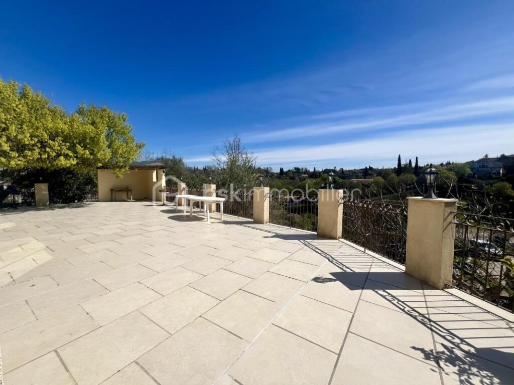 VILLA T4 + T2 – Saint Paul En Forêt – Vue exceptionnelle, au calme avec un fort potentiel ! – 6 pièces – 4 chambres – 145 m²