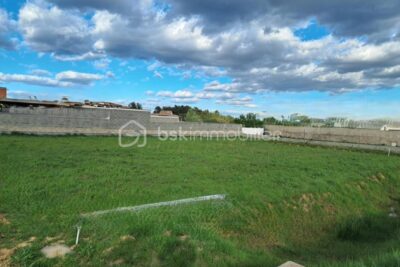 Très beau terrain constructible et viabilisé de 924m² – NR pièces – NR chambres – 924 m²