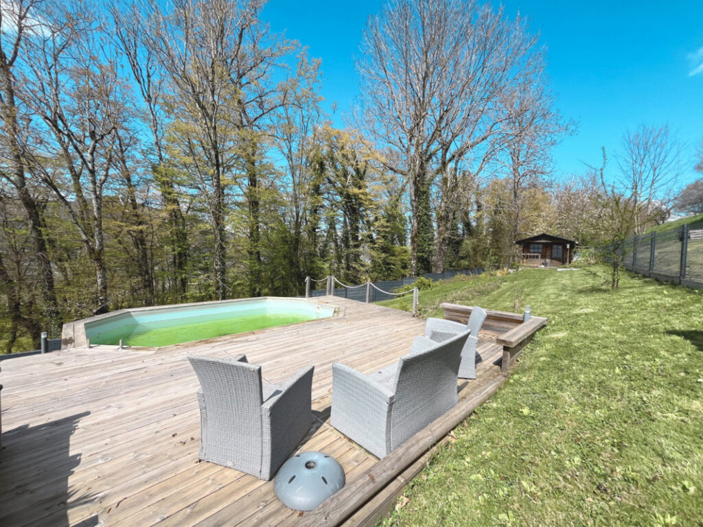 Jolie maison en parfait état avec grand terrain, piscine et belle vue lac à Grésy sur Aix – 5 pièces – 4 chambres – 119 m²