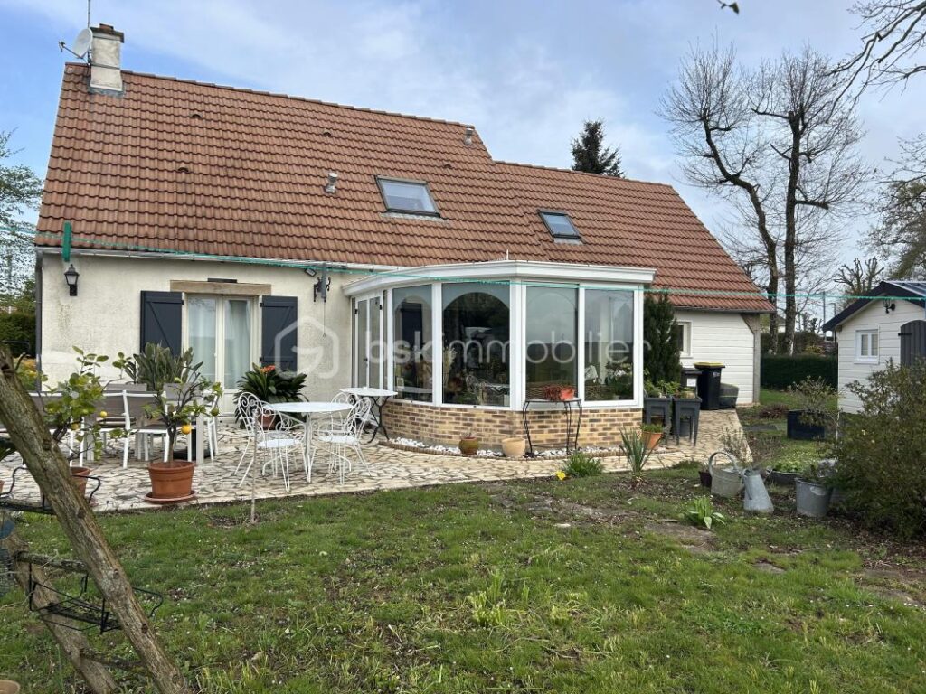 Maison spacieuse et lumineuse de 145m² avec terrasse agréable – 7 pièces – 3 chambres – 145 m²