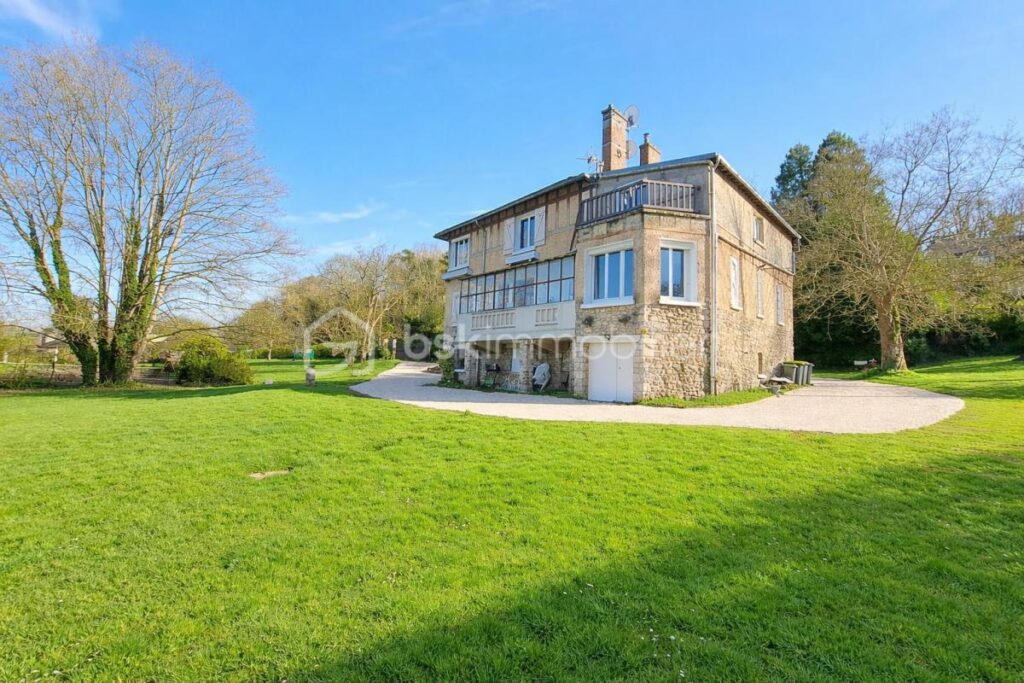 PROPRIETE DE CARACTETRE AVEC DEPENDANCE SUR ENVIRON 3750 M² DE TERRAIN DANS UN ENVIRONNEMENT CALME – 10 pièces – 7 chambres – 222 m²