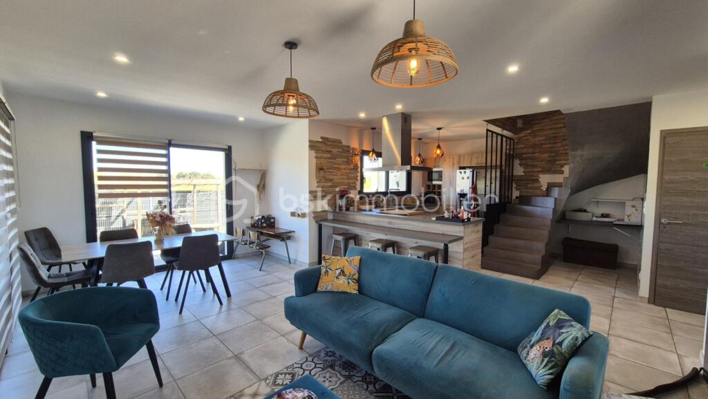 A VENDRE VILLA TROIS FACES DE 96M² SUR TERRAIN DE 394M A SAINT CYPRIEN – COTE VILLAGE – EN IMPASSE – TROIS CHAMBRES – DEUX PIECES D EAU – DEUX TOILETTES – BUANDERIE – PISCINE – TERRASSE – PROCHE DES ECOLES DES COMMERCES ET DES PLAGES – 5 pièces – 3 chambres – 96 m²